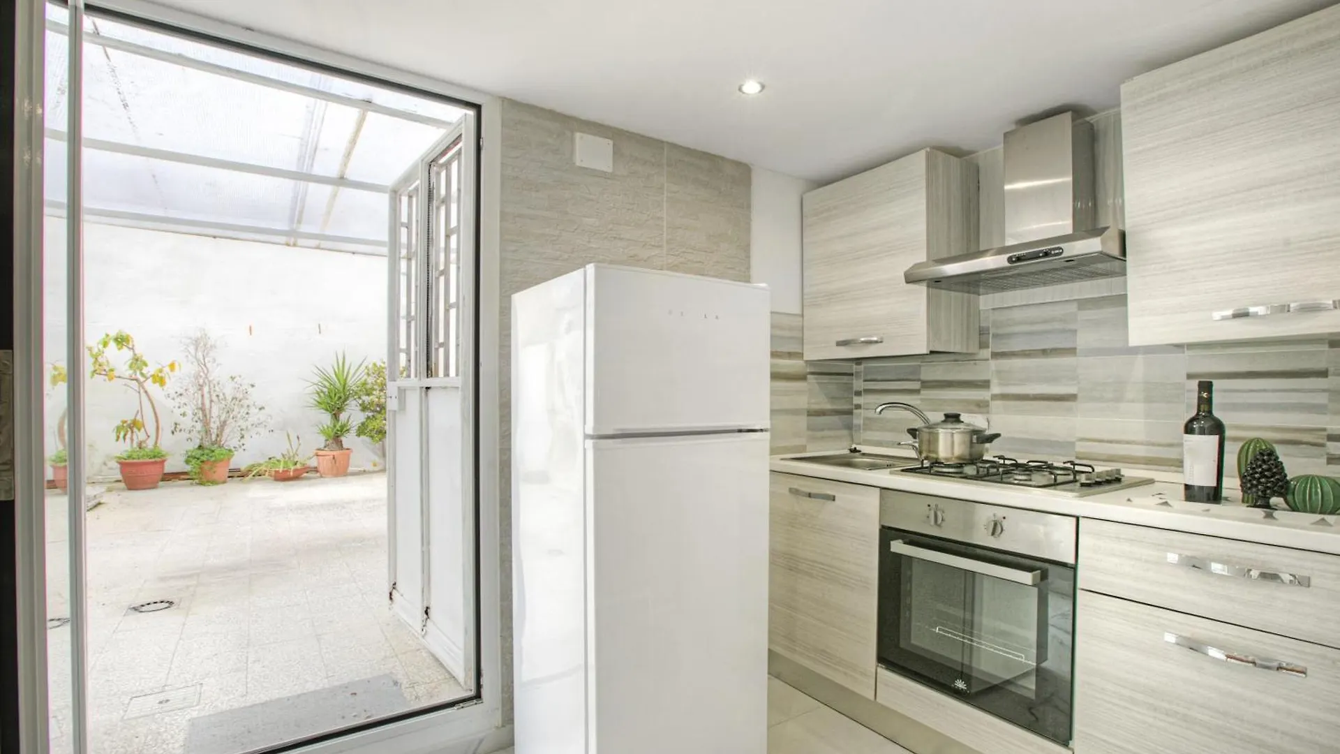 Nitti Apartment In The Centre Of Bari - Happy Rentals 0*,